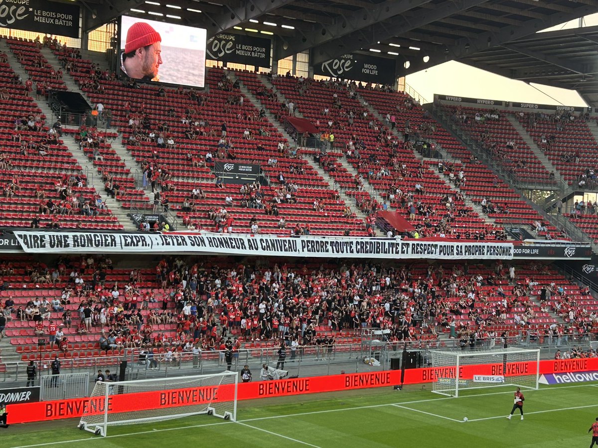 👀 Le message piquant du RCK à l'encontre de leur nouveau joueur (ex-Nantais) V.Rongier :

"Faire une Rongier (expr.) : Jeter son honneur au caniveau, perdre toute crédibilité et respect pour sa propre personne"

<a href="/karimattab1/">Karim Attab</a> 

#Ligue1 #SRFCOM