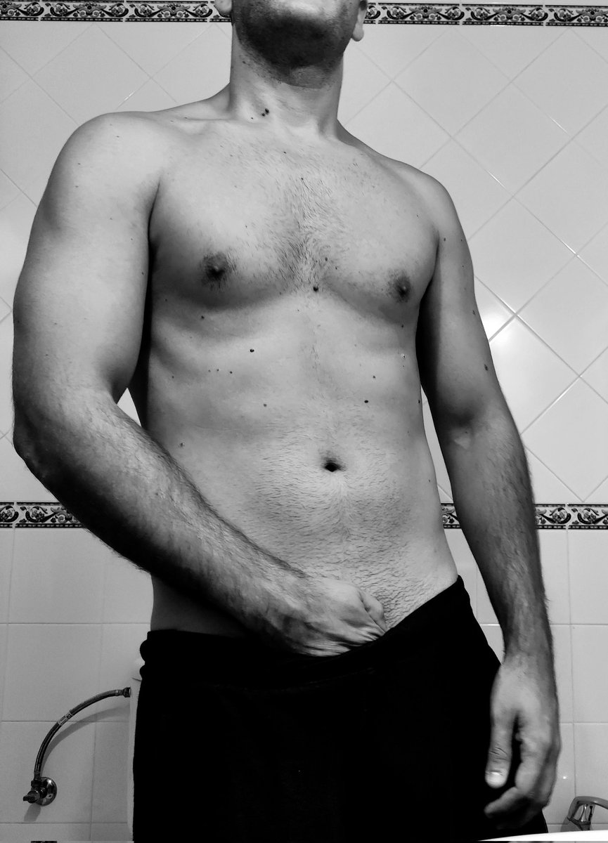 Soy de los pocos que le toca trabajar este puente pero eso no impide portarse mal en los ratos libres... A ver si saliese algún plan para pasarlo bien mañana por la tarde/noche 😈🔥