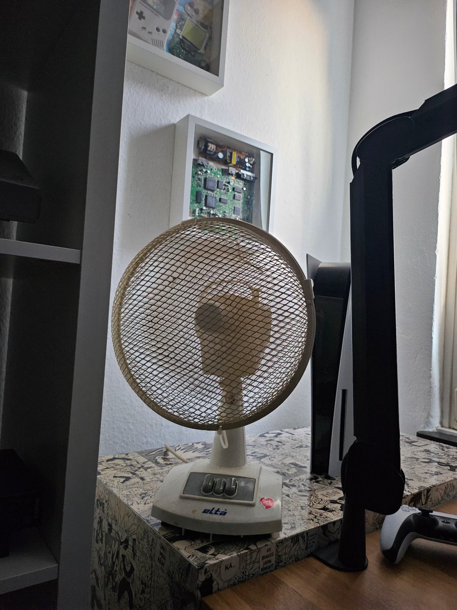 Benny_The_Nerd's tweet image. Hey, meine #Nerds. 

So der #Ventilator läuft.
Habe jetzt 200° #Umluft in meinen #GamingRoom 🤣