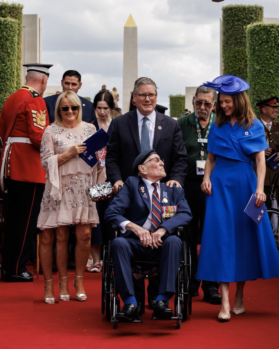 Why is Starmer putting out fake AI photos on social media? The women in the pink has three legs 💀