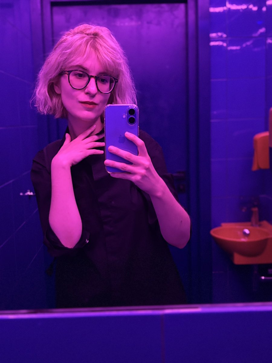 завжди грала за тім ред вбиральню, а зараз стара стала, не стягую червоне світло 

 <a href="/Squat17Blue/">Squat17Blue</a> 💙