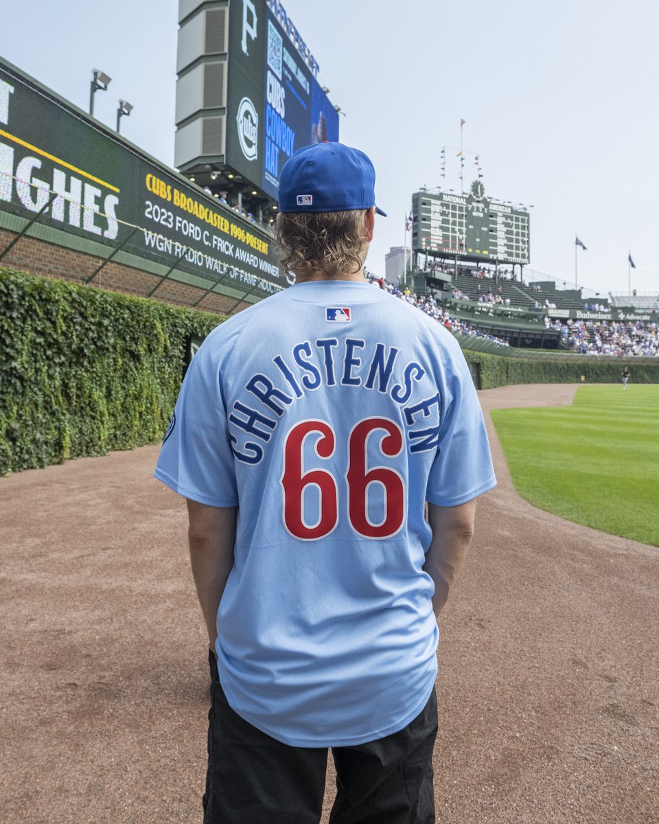 Execute Order: #FANEXPOChicago ⚾ We started off on the high ground (or pitchers mound) with Hayden Christensen throwing the pitch at the Cubs game this afternoon. Welcome fans, we can't wait to see what this weekend has in store.
#ChicagoLife #ChicagoWeekend #ThingsToDoInChicago
