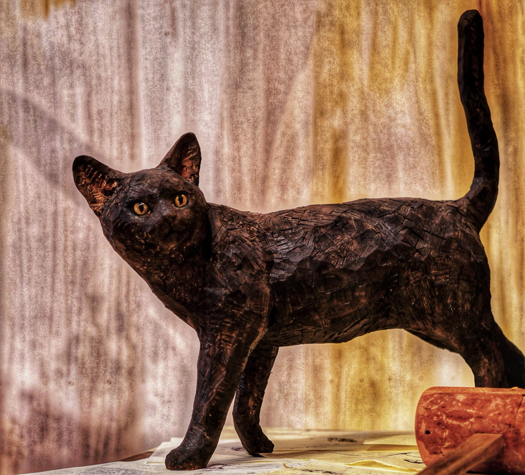 猫　木彫　「旅人」猫は時として旅をする 木彫り彫刻家のはしもと みお氏との共同製作「純金オブジェ