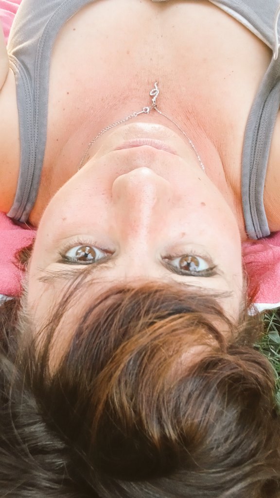 Esperanza, es aquello que uno espera y anhela, y siente en su cuerpo y mente que va a suceder, por eso espera