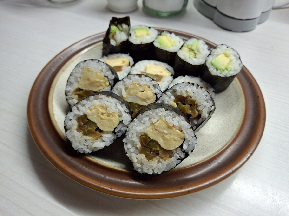 昨日は疲れが最高潮だったんだけど、今日もぐったりしてるので晩ごはんはこれだけ。ゴーヤーの佃煮（お寿司用には縦長に切って煮る）と、だし巻き卵の巻き寿司好き。面倒なので巻きすは使わずに巻く。