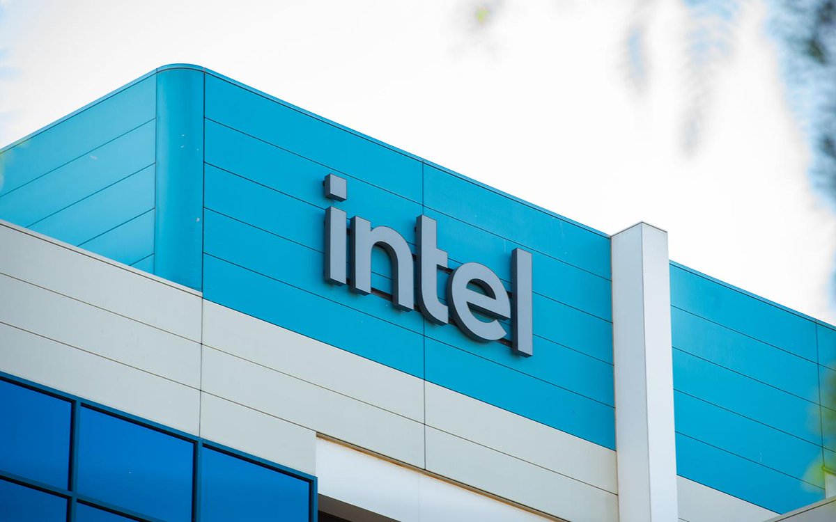 🇺🇸 Trump admin may take a direct stake in Intel, called “essential” for national security.

Goal: cut reliance on foreign chipmakers like TSMC.

Stock +6%, best week in 25+ yrs.

More: scopex.news/governments-in…
