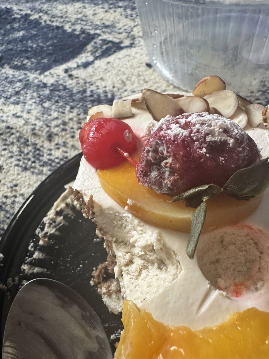 ElDeDavid's tweet photo. Los pasteles podridos de @ObeliePastel en Aguascalientes. Les escribí por mensaje para reportar y no fueron ni para decir hola. #Obelie #Aguascalientes #Pasteleria https://t.co/qzcOQvyyIe