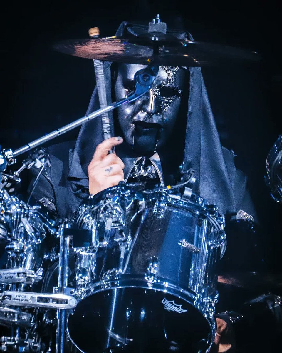 sulphur🧃 (@lyingsulfur) on Twitter photo ARE HIS NAILS PAINTED TOO GRRRRR ARE HIS NAILS PAINTED TOO GRRRRR