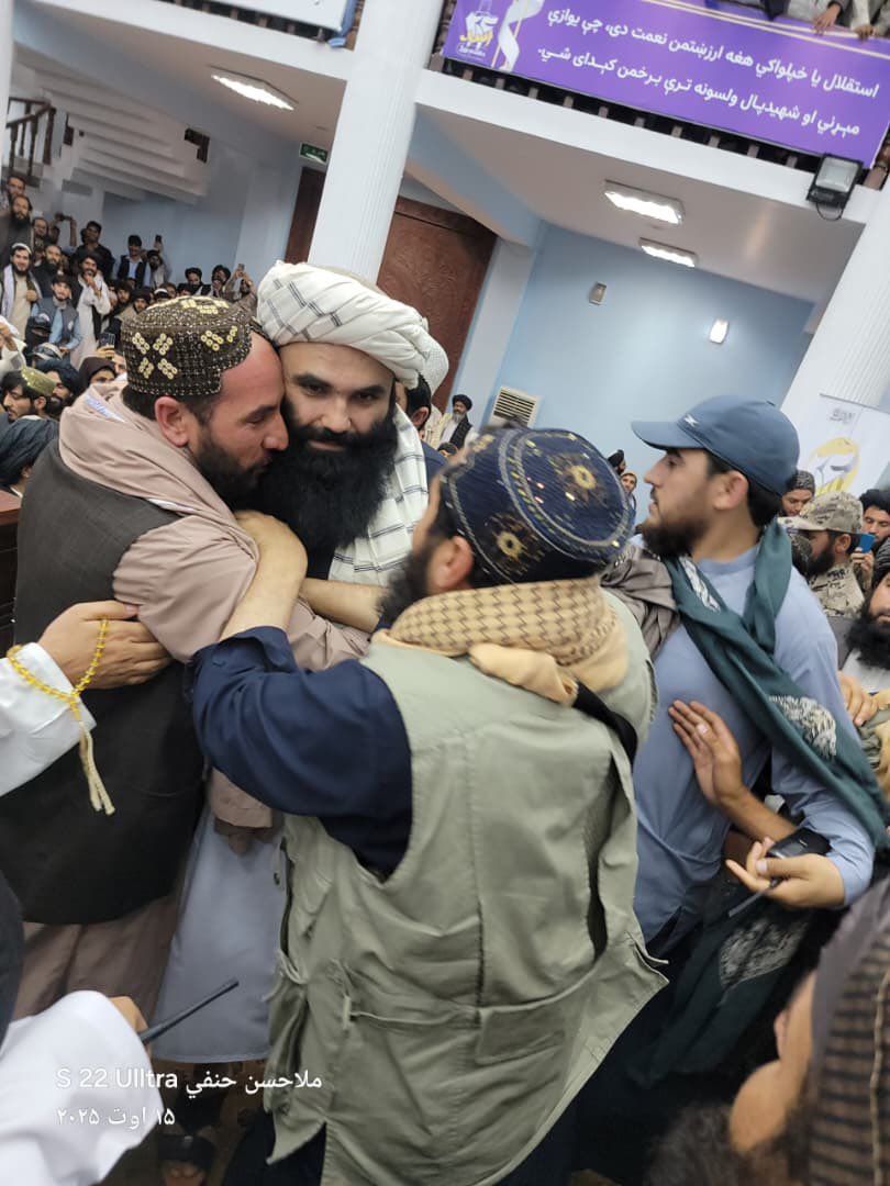 خلیفه صیب حفظه الله وایي:
 ماته چې به کوم څوک په زړه کې محبوب شو، ما به ورته سترګې نه پورته کولې، ماویل خدای نخواسته شهید به شي،  خو هغه استشهادي  ملګری به بیا شهید شو.😥

د مشر حفظه اللّٰه دردیدلي الفاظ د زړه په غوږو راسره واورئ.🥺

#حفظه_الله ❤️
#اسد٢۴