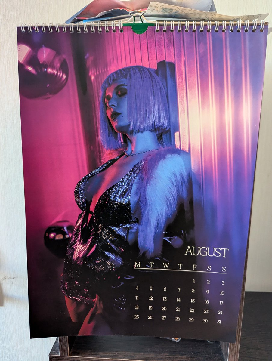 Я здесь кстати по приезду календарь перевернул, а там кибер-<a href="/Nyuukke/">Nyuukke \ главная по хорни вайбам</a>