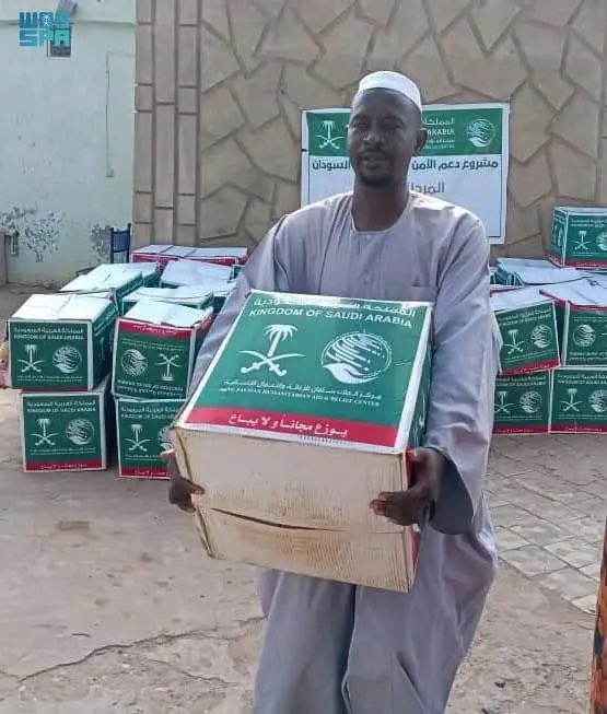 SaudiNews50's tweet photo. دعمًا للأشقاء السودانيين..

السعودية توزع سلال غذائية في محلية الكاملين بولاية الجزيرة في السودان.

- https://t.co/sw6G5XLWcK