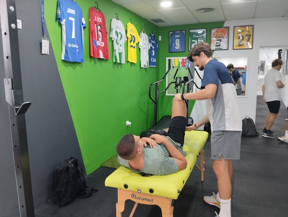 gabycumbreras's tweet photo. El @_CDSanFernando arrancará el próximo lunes en el estadio Bahía Sur, pero los jugadores han realizado unas pruebas físicas este viernes en el JR Sports Center, situado en plena calle Real de San Fernando. 
https://t.co/OHh9cHvXMu https://t.co/5Cmj1ABu3r