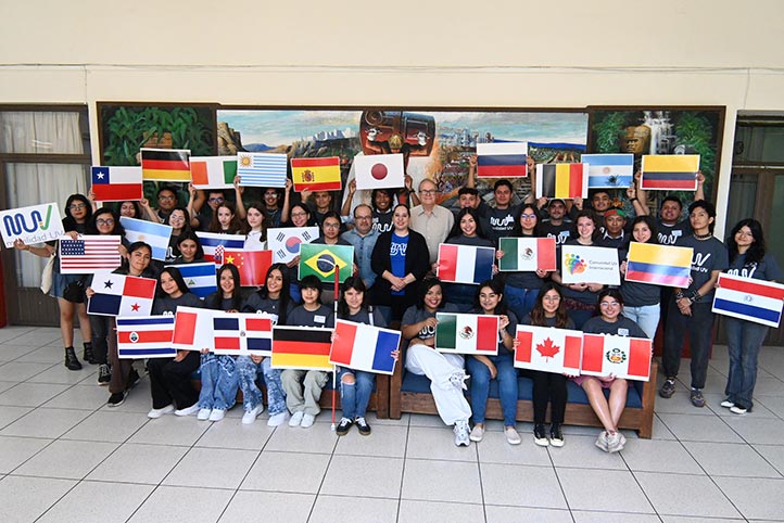 UVeracruzanaMx's tweet photo. #LoLeíEnUniverso
La UV, a través de la @UV_DGRI, dio la bienvenida oficial a 73 estudiantes, 37 nacionales y 36 extranjeros, que integran la generación de Movilidad Otoño 2025, en evento celebrado en la @eee_uv.
¡Bienvenidas y bienvenidos! ⚜️
Nota: https://t.co/1NXgcuNOWc https://t.co/T4ZOYknz10
