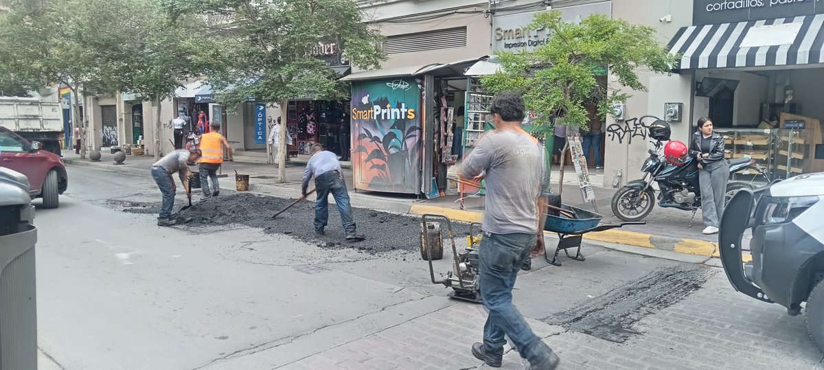 jesstua's tweet photo. Calle cerrada sobre 8 de julio esquina Pedro Moreno en Guadalajara tapando baches y sin advertir a los vehículos. 
@GuadalajaraGob https://t.co/Ea9uSt2DYt