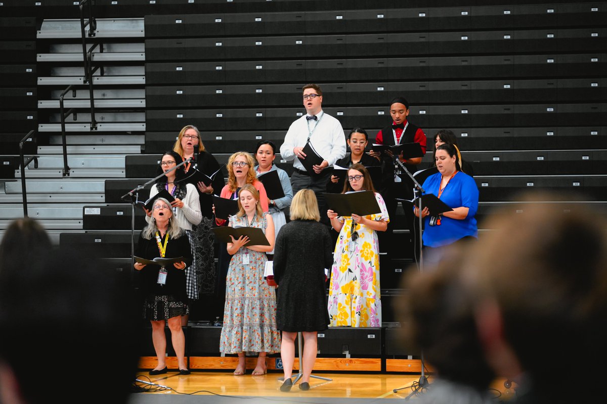 BishopLynch's tweet image. Today, our school community gathered for our first All-School Mass of the year, celebrating the Feast of the Assumption. Under the leadership of Fr. Cesar and the loving guidance of Jesus Christ, we walk forward as one #FriarFamily. #BELIEVE #GoFriars