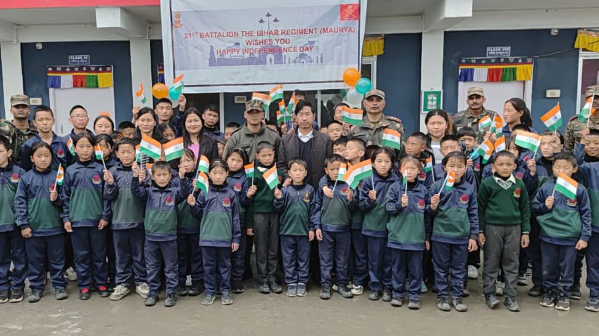 GajrajCorps_IA's tweet photo. ЁЭРУЁЭРвЁЭРлЁЭРЪЁЭРзЁЭРаЁЭРЪ ЁЭРвЁЭРз ЁЭРДЁЭРпЁЭРЮЁЭРлЁЭР▓ ЁЭРЗЁЭРЪЁЭРзЁЭРЭ, ЁЭРПЁЭРлЁЭРвЁЭРЭЁЭРЮ ЁЭРвЁЭРз ЁЭРДЁЭРпЁЭРЮЁЭРлЁЭР▓ ЁЭРЗЁЭРЮЁЭРЪЁЭРлЁЭРнЁЯЗоЁЯЗ│
From serene monasteries to vibrant schools & patriotic cycle rallies, #RedHornsDiv under the aegis of @GajrajCorps_IA painted the hills & valleys in the colours of freedom. This #IndependenceDay, unity marched, children smiled and the Tricolour soared тАФ carrying the spirit of sacrifice & the promise of tomorrow.
рд╢рд╛рдВрдд рдордареЛрдВ рд╕реЗ рд▓реЗрдХрд░ рдЙрддреНрд╕рд╛рд╣ рд╕реЗ рднрд░реЗ рд╕реНрдХреВрд▓ рдХреЗ рдореИрджрд╛рдиреЛрдВ рдФрд░ рдЬреЛрд╢ рд╕реЗ рд▓рдмрд░реЗрдЬрд╝ рд╕рд╛рдЗрдХрд┐рд▓ рд░реИрд▓рд┐рдпреЛрдВ рддрдХ, @GajrajCorps_IA рдХреЗ рдЕрдзреАрди #RedHornsDiv рдиреЗ рдкрд╣рд╛рдбрд╝реЛрдВ рдФрд░ рдШрд╛рдЯрд┐рдпреЛрдВ рдХреЛ рдЖрдЬрд╝рд╛рджреА рдХреЗ рд░рдВрдЧреЛрдВ рдореЗрдВ рд╕рд░рд╛рдмреЛрд░ рдХрд░ рджрд┐рдпрд╛ред
#IndependenceDay рдкрд░,рдмрд▓рд┐рджрд╛рди рдХреА рдкреНрд░реЗрд░рдгрд╛ рдФрд░ рд╕реБрдирд╣рд░реЗ рдХрд▓ рдХрд╛ рд╡рд╛рджрд╛ рд▓рд┐рдП рдПрдХрддрд╛ рдХреЗ рдХрджрдо рдЧрд░рдЬреЗ, рдмрдЪреНрдЪреЛрдВ рдХреА рдореБрд╕реНрдХрд╛рди рдЦрд┐рд▓реА рдФрд░ рддрд┐рд░рдВрдЧрд╛ рдЖрд╕рдорд╛рди рдореЗрдВ рдКрдБрдЪрд╛ рд▓рд╣рд░рд╛рдпрд╛ред
#HarGharTiranga #AzadiKaAmritMahotsav #UnityInDiversity
@adgpi
@easterncomd
@mygovindia
@SpokespersonMoD
@MyGovArunachal