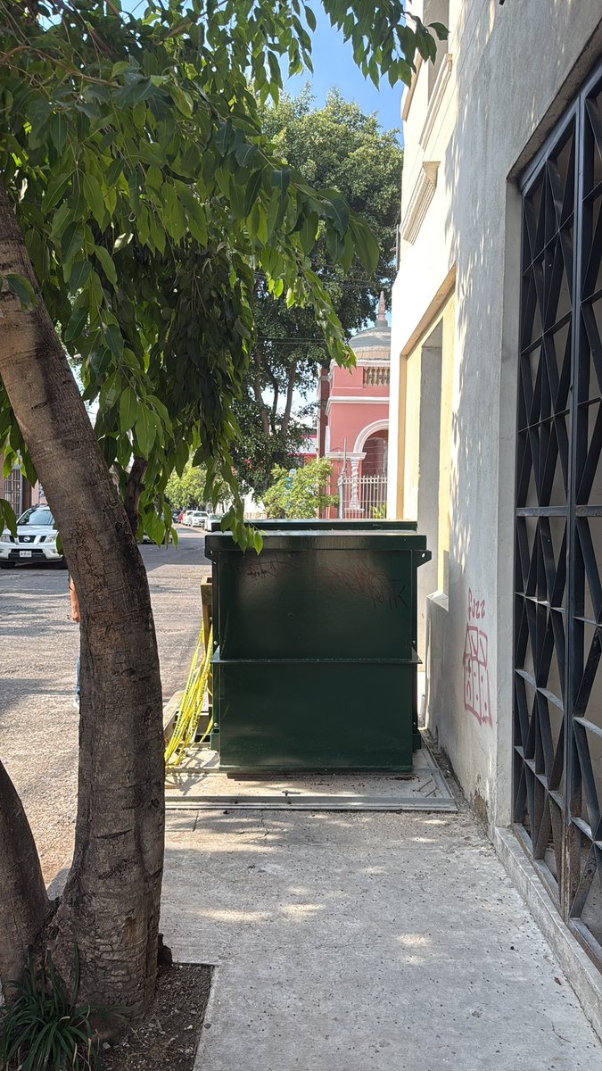 Quiero reportar urgentemente esto en Guadalajara, lleva dos meses y podría morir un ciudadano. Ya lo reporte a <a href="/CFE_Contigo/">CFE_Contigo</a> y no hacen nada. Ojalá <a href="/GobiernoJalisco/">Gobierno de Jalisco</a> <a href="/VeroDelgadilloG/">Verónica Delgadillo</a> <a href="/Mich_fridman/">Michelle Fridman</a> <a href="/PCYBOMGDL/">Protección Civil y Bomberos Guadalajara</a> <a href="/PoliciaGDL/">Policía de Guadalajara</a>