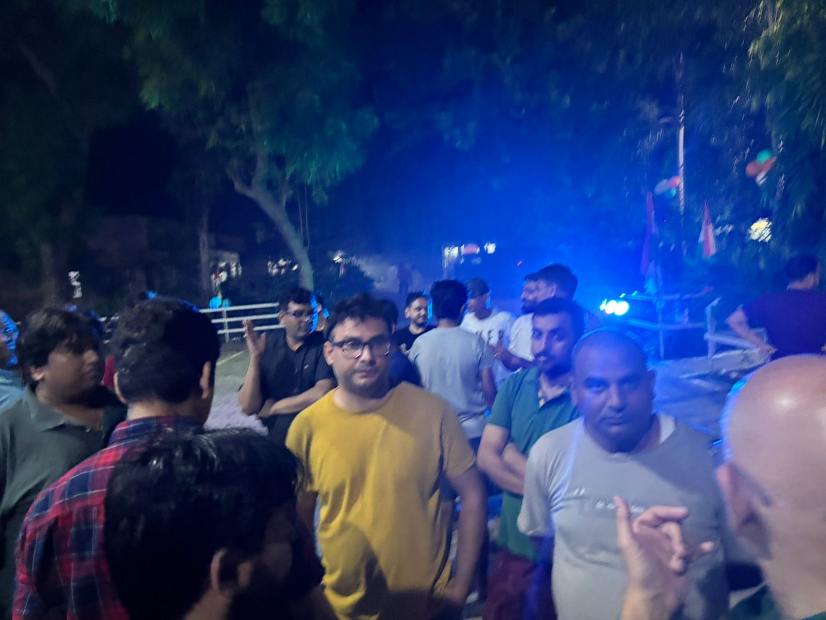 Pravendra_Sikar's tweet photo. #लिफ्ट_एक्ट बना लेकिन धरातल पर नहीं उतर सका
ग्रेनो वेस्ट की एम्स ग्रीन्स एवेंयू सोसायटी की लिफ्ट में एक घरेलू सहायिका एक घंटे तक फंसी रही. मैनेजमेंट लिफ्ट खोल नहीं सका. पड़ोस की #ATS सोसायटी से लिफ्ट ओपरेटर बुला कर खुलवानी पड़ी. लोग बिसरख कोतवाली FIR दर्ज कराने पहुंचे हैं. https://t.co/Qfql4d0lNm