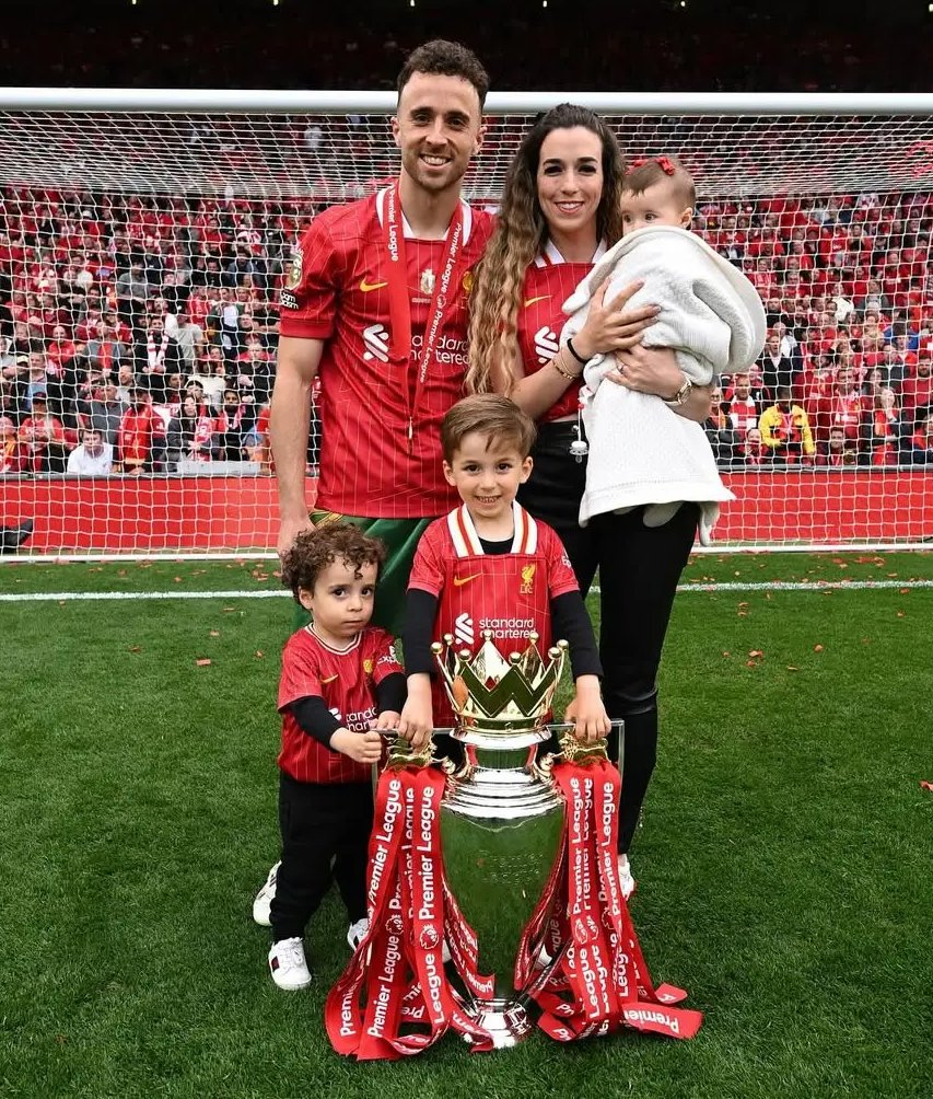 Chelsea'de futbolcular kendilerine verilen 15.000.000 dolarlık şampiyonluk primini, Diogo Jota'nın ailesine bağışladı.