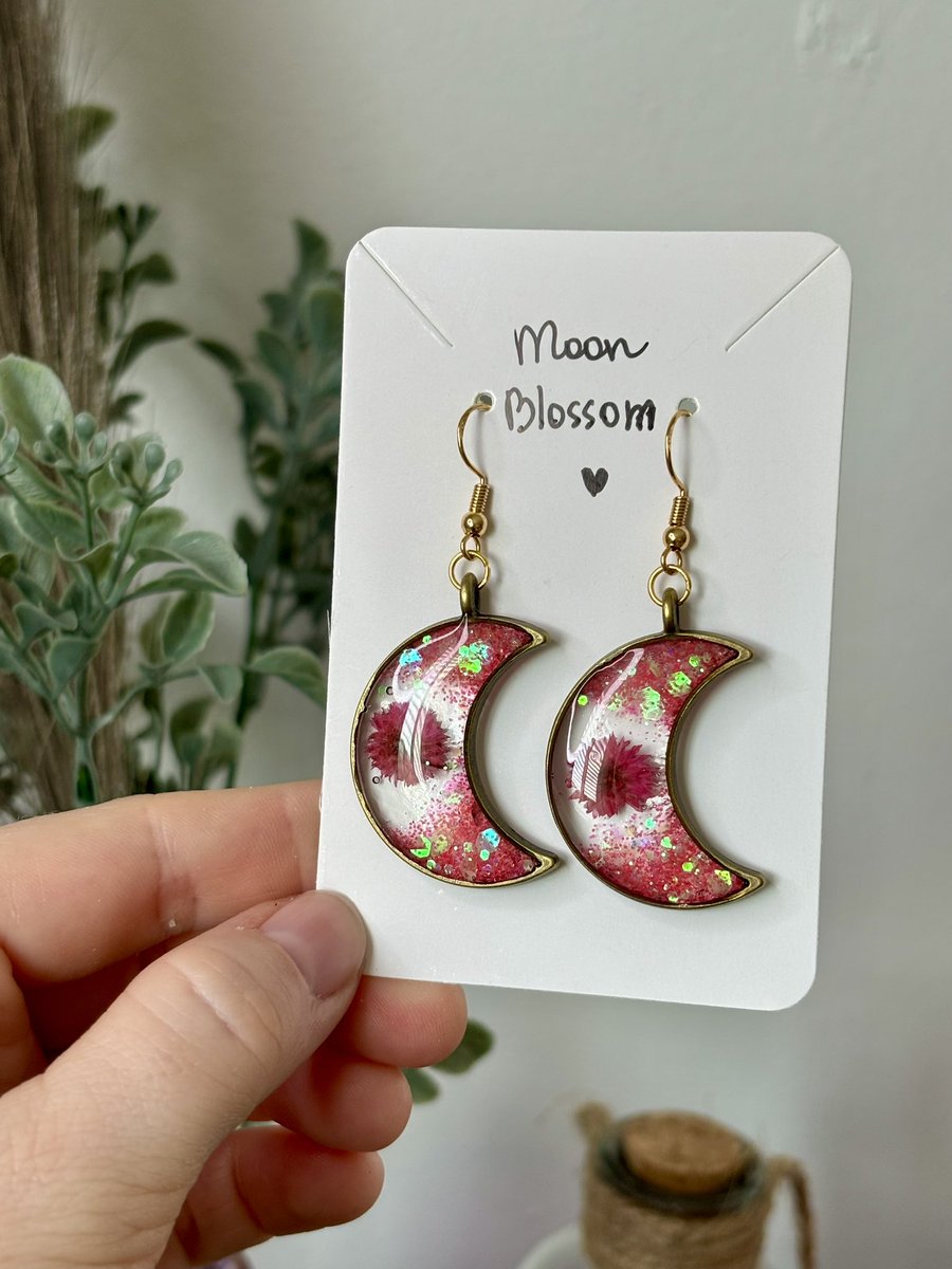 WittmannSvetla1's tweet photo. Moonlight caught in resin โ pink blossoms forever held by a crescent ๐โจ
Handmade, lightweight, and one of a kind.
Link in bio.
#MoonEarrings #ResinJewelry #CelestialStyle #BohoJewelry #FloralEarrings #HandmadeJewelry #JewelryWithStory #MoonLovers #BohoStyle #NatureInspired https://t.co/hoUkelGJZA