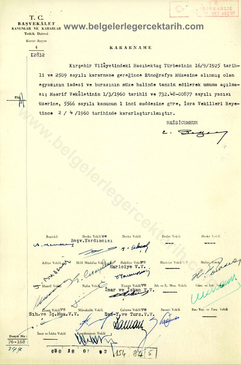 .
M.Kemal'in kapattığı Hacı Bektaş-ı Veli türbesi 35 sene sonra Adnan Menderes döneminde açıldı.

Ama Aleviler, kapatana kahraman, açana ise hain gözüyle bakıyor.

Çünkü Tarih bilmiyorlar.