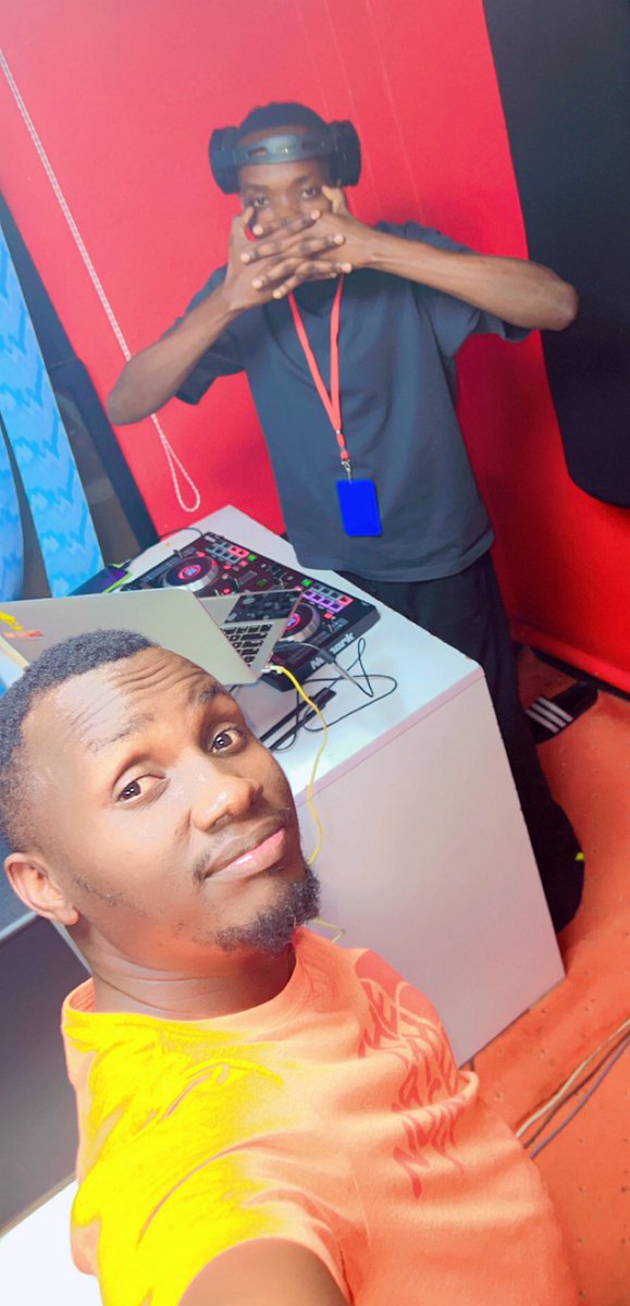 DavidRukasi's tweet photo. DJ white Star boy is so in the mood today
Fall in #SlamJam on @882SanyuFM https://t.co/aipxJJQbMy