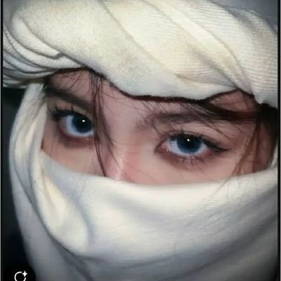 كم جابني الشوق ملهوف على بابك 
وانا اردع النفس في بعدك واعزيها

إن جيت للجد ما اقوى لحظه غيابك 
هذي حقيقة شعوري مقدر أخفيها••