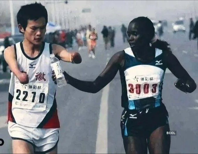 ✨ En 2010, lors du marathon international Zheng‑Kai en Chine, la coureuse kenyane Jacqueline Nytepi Kiplimo a été témoin d’un concurrent chinois en situation de handicap, athlète amputé qui peinait à boire de l’eau. 

Touchée, elle a ralenti volontairement, lui a ouvert une