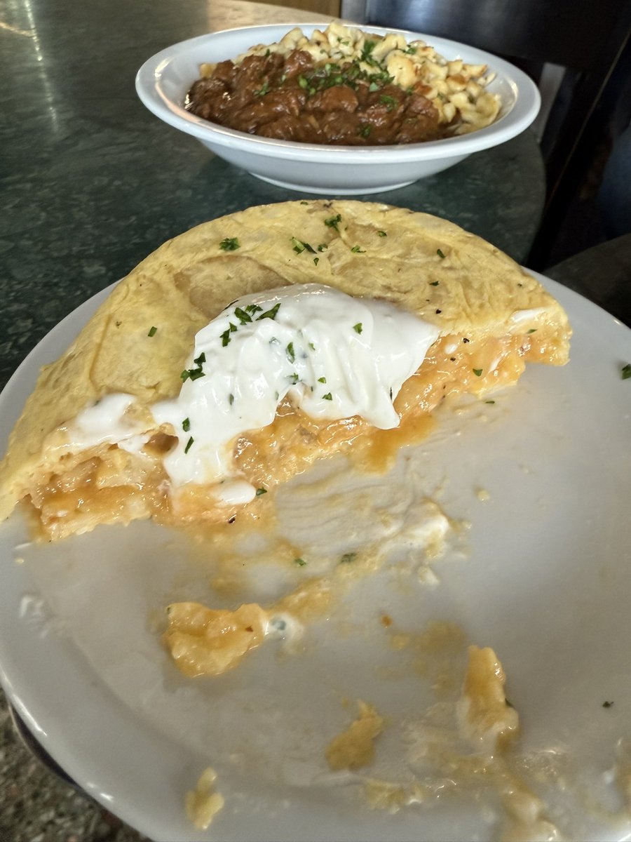GiDavidswright's tweet photo. Condarco, bodegón 10/10. Tortilla de papas como hace años no comía, milanesas con puré pero puré de verdad. Goulash delicioso. Panqueque con dulce de leche perfecto. Precios buenísimos! Vamos a volver con nuestros hijos. https://t.co/4fvwZQxk6X