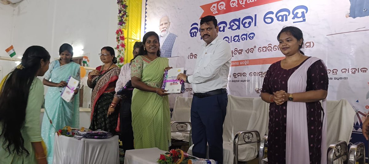 deex_rayagada's tweet photo. The CDO-cum-EO, Zilla Parishad, graced the inauguration of the 3rd batch of the Field Technician &amp; Computer Peripherals job role under #NUAOdisha and distributed induction kits to trainees, urging them to embrace learning, refine their skills, and work towards a brighter future. https://t.co/NdZIhnzyUk