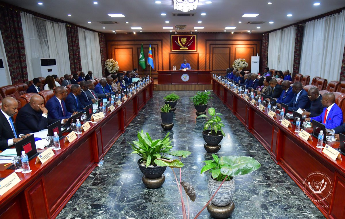 Presidence_RDC's tweet photo. Ce vendredi 15 août, sous la présidence du Chef de l’État Félix Tshisekedi, les membres du gouvernement ont pris part à la 54ème réunion du Conseil des ministres, la première du gouvernement Suminwa II. 

Pour la première rencontre de ce nouvel Éxecutif, outre la traditionnelle communication du Président de la République, le Conseil va suivre quelques exposés relatifs entre autres à l’état de l’administration du territoire, l’évaluation de la situation sécuritaire et la note d’information sur la publication des premiers résultats de l’examen d’État 2025.
https://t.co/N3TrLmlAmX