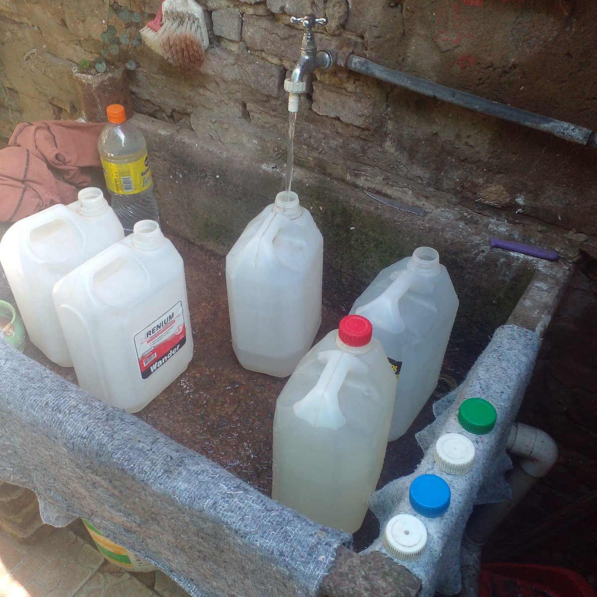 NogueraAde's tweet photo. Buenas tardes
Somos vecinos de Bv seguí 5600( FONAVI)
Uno de los barrios hace más de 20 días q están sin agua,el otro barrio sólo tiene agua con muy poca presión en PB
Todos los días desde las 19hs estamos cortando las avenidas Bv Seguí y Rowllon
Adela de escalera 29!!! https://t.co/PRxSEVm29l