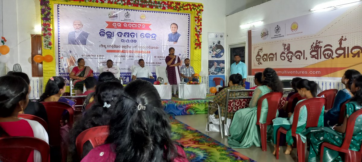 deex_rayagada's tweet photo. The CDO-cum-EO, Zilla Parishad, graced the inauguration of the 3rd batch of the Field Technician &amp; Computer Peripherals job role under #NUAOdisha and distributed induction kits to trainees, urging them to embrace learning, refine their skills, and work towards a brighter future. https://t.co/NdZIhnzyUk