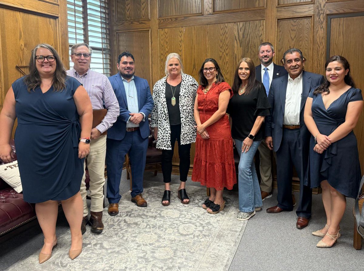 ConsulMexAlb's tweet photo. El #TeamAbq @SRE_mx @ConsulMexAlb concluye su visita de trabajo en @cityoflubbock con una serie de reuniones: con la Fiscal del Condado de Lubbock, Sunshine Stanek (@LubbockCounty ), y con Joe Gilliam, Chief Deputy de la Oficina del Sheriff del condado; 📸 con Amalia Aguero, editora del periódico El Editor; así como con diáconos de la Iglesia San José Parish y de la Iglesia Nuestra Señora de Guadalupe; con el director Don Hill de @WorkforceSP; y un productivo encuentro con nuestra comunidad.

📌Seguimos sumando esfuerzos para fortalecer la colaboración con aliados y trabajar en beneficio de nuestra comunidad 🇲🇽 en #Lubbock, #Texas.