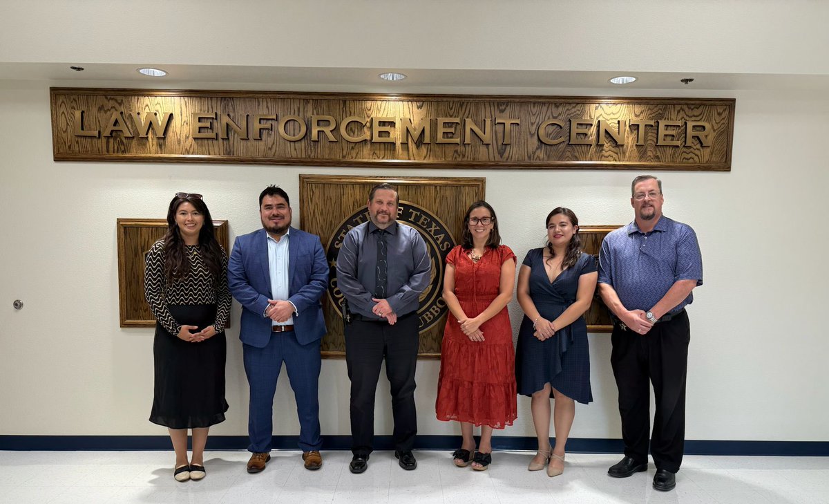 ConsulMexAlb's tweet photo. El #TeamAbq @SRE_mx @ConsulMexAlb concluye su visita de trabajo en @cityoflubbock con una serie de reuniones: con la Fiscal del Condado de Lubbock, Sunshine Stanek (@LubbockCounty ), y con Joe Gilliam, Chief Deputy de la Oficina del Sheriff del condado; 📸 con Amalia Aguero, editora del periódico El Editor; así como con diáconos de la Iglesia San José Parish y de la Iglesia Nuestra Señora de Guadalupe; con el director Don Hill de @WorkforceSP; y un productivo encuentro con nuestra comunidad.

📌Seguimos sumando esfuerzos para fortalecer la colaboración con aliados y trabajar en beneficio de nuestra comunidad 🇲🇽 en #Lubbock, #Texas.