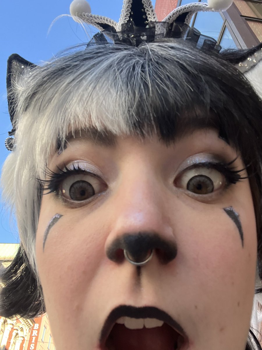 met <a href="/suzietoot/">Tootsie Scooter</a> at SuzieCon: OOMFCHELLA edition no way