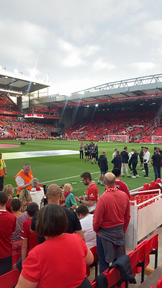 0LFC8's tweet photo. أشكر أخوي إبراهيم على المقعد الأسطوري خلف الدكة في الواجهة بيني وبين اللاعبين فقط كم متر 

وكذلك السعر منافس وبطل جداً وخيالي والتعامل 10/10 يكون معك ويدخلك الملعب لين مقعدك ويتأكد من كل شيء 

بإذن الله كل المباريات الجاية حضوري راح يكون عن طريقه ❤️ @LivTix https://t.co/xSuv1V98yZ