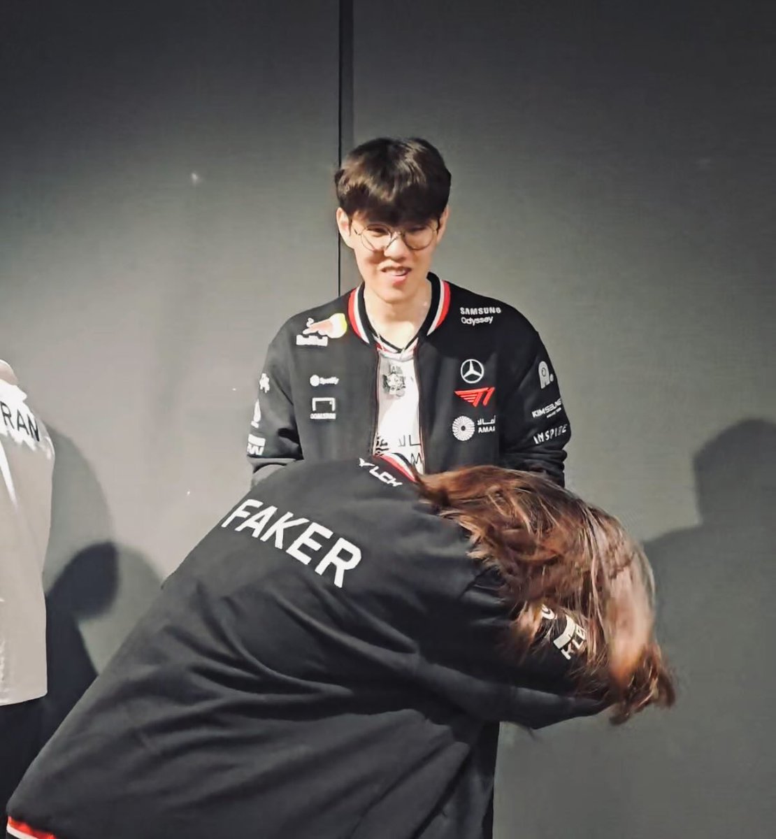 Looks like OP forgot all her prepared script then just collapsed to the desk and Oner just went, "Ye?" 😂