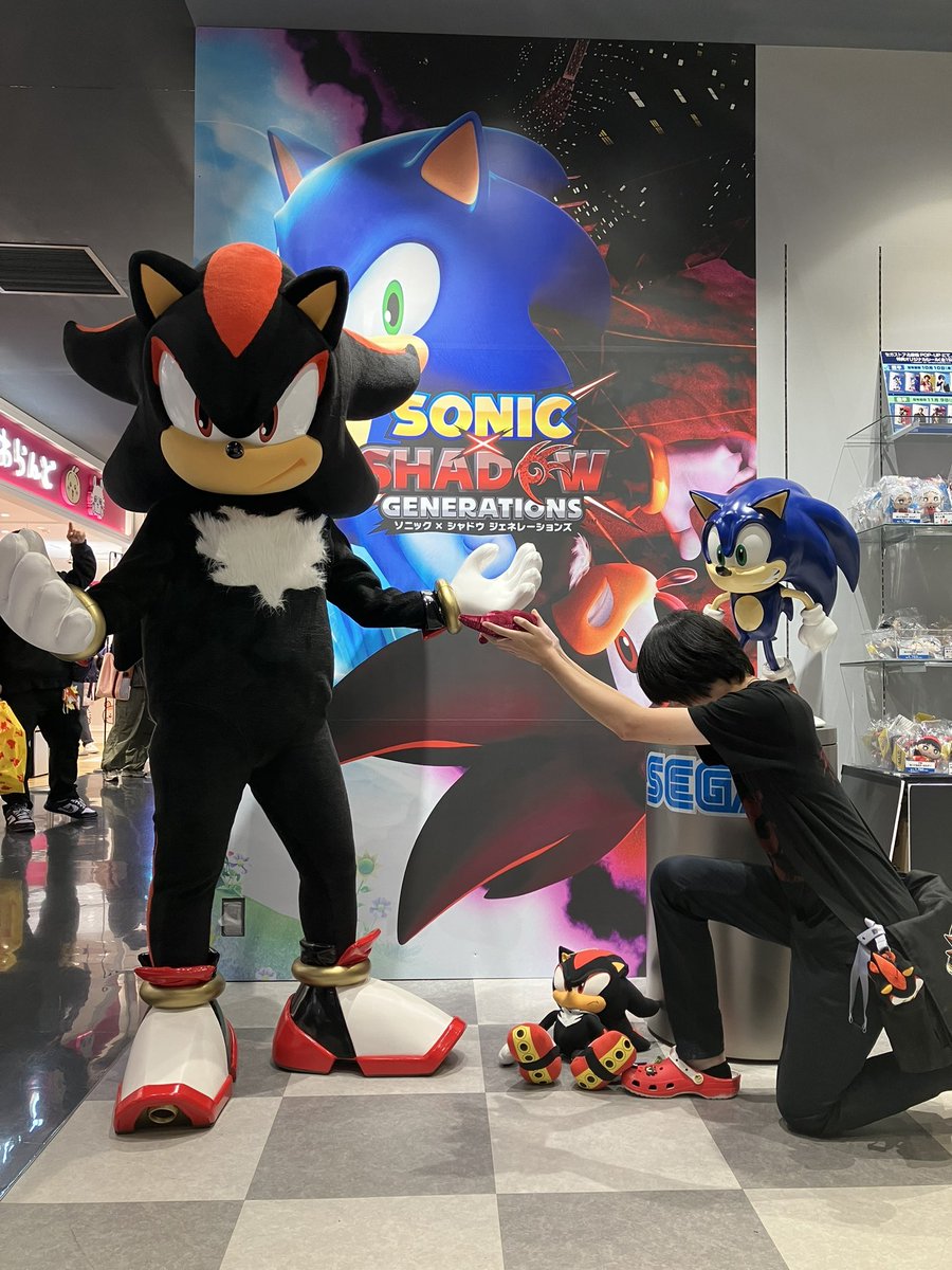 GalSonic's tweet image. So I found these in my photos and I don’t think Shadow realizes how silly he is 💀🖤❤️