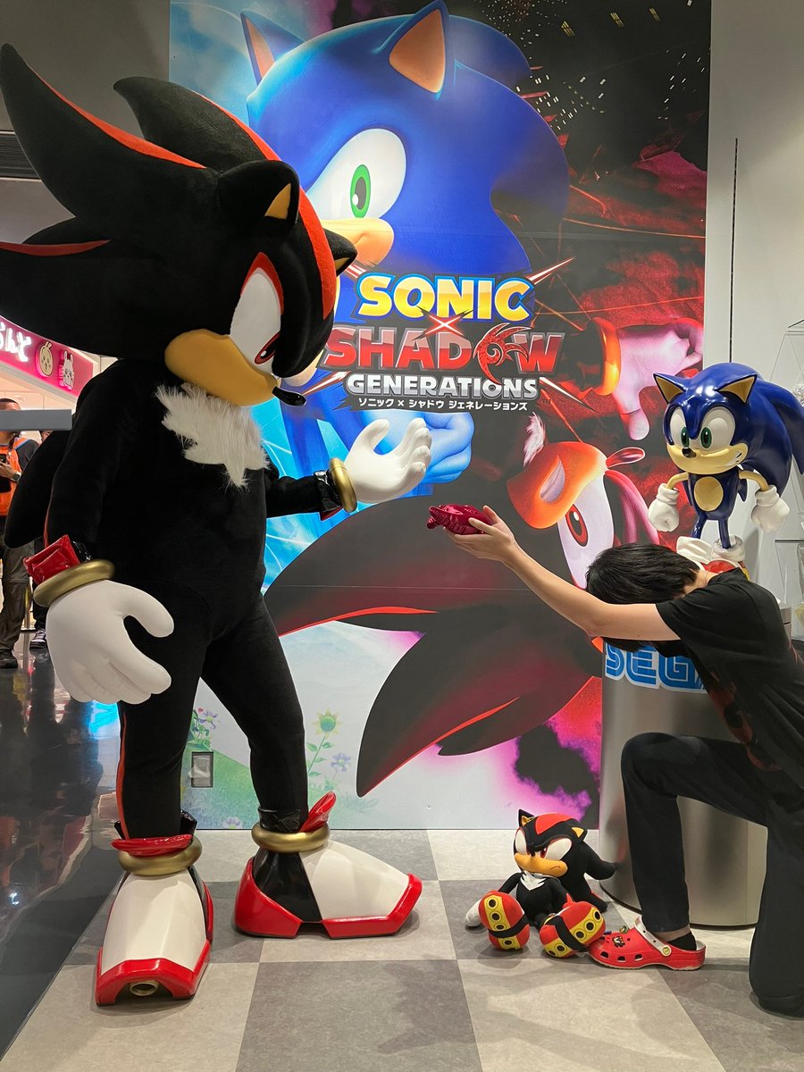 GalSonic's tweet image. So I found these in my photos and I don’t think Shadow realizes how silly he is 💀🖤❤️