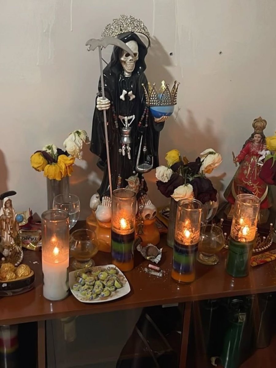 Tendenciasx_ecu's tweet image. "Santa Muerte" 

Porque en el operativo en Daule, Málaga 2, Santa María de Casa Grande y Villamil Playas se encontró altares de la Santa Muerte, además de $100 mil dólares en efectivo y chalecos antibalas. Un policía en servicio activo fue detenido.

#SantaMuerte #Daule #Malaga2