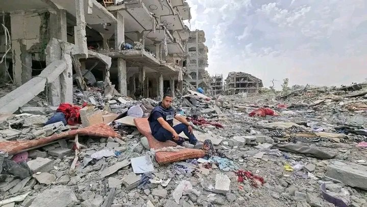 كم كنت وحدك..

وعليك أن تحيا وأن تحيا وأن تعطي مقابل حبَّةِ الزيتون جِلْدَك.. كَم كُنتَ وحدك!