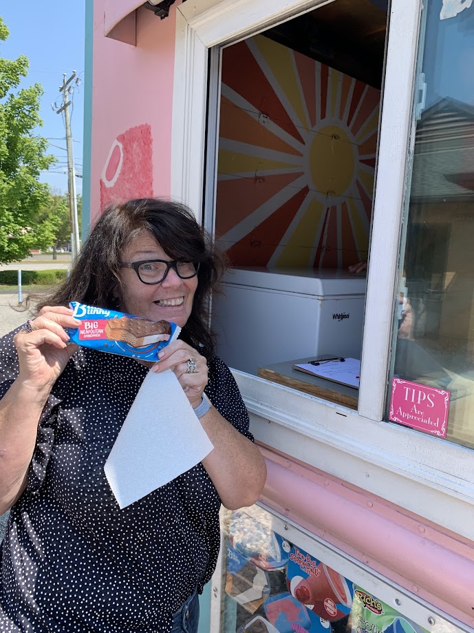 DutchPointCU's tweet image. From drumsticks to ice cream sandwiches, our corporate office took a delicious trip down memory lane today w/ a visit from the ice cream truck! Every bite was a tasty reminder that taking time to connect, laugh, and share a treat keeps our team on point.
#SweetTeam #DutchPointCU