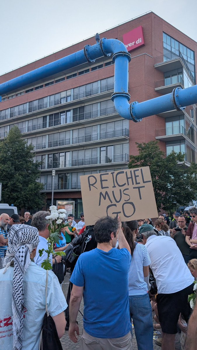 H D (@hussedogru) on Twitter photo Hundreds are protesting outside the HQ of Germany’s biggest trade union, ver.di demanding journalists’ rep <a href="/ver_jorg/">dju in ver.di Berlin-Brandenburg</a> (Jörg Reichel) resign.
Reichel spread Zionist propaganda justifying Israel’s killing of Anas al-Sharif (a war crime) — then blocked members who called him out. Hundreds are protesting outside the HQ of Germany’s biggest trade union, ver.di demanding journalists’ rep <a href="/ver_jorg/">dju in ver.di Berlin-Brandenburg</a> (Jörg Reichel) resign.
Reichel spread Zionist propaganda justifying Israel’s killing of Anas al-Sharif (a war crime) — then blocked members who called him out.