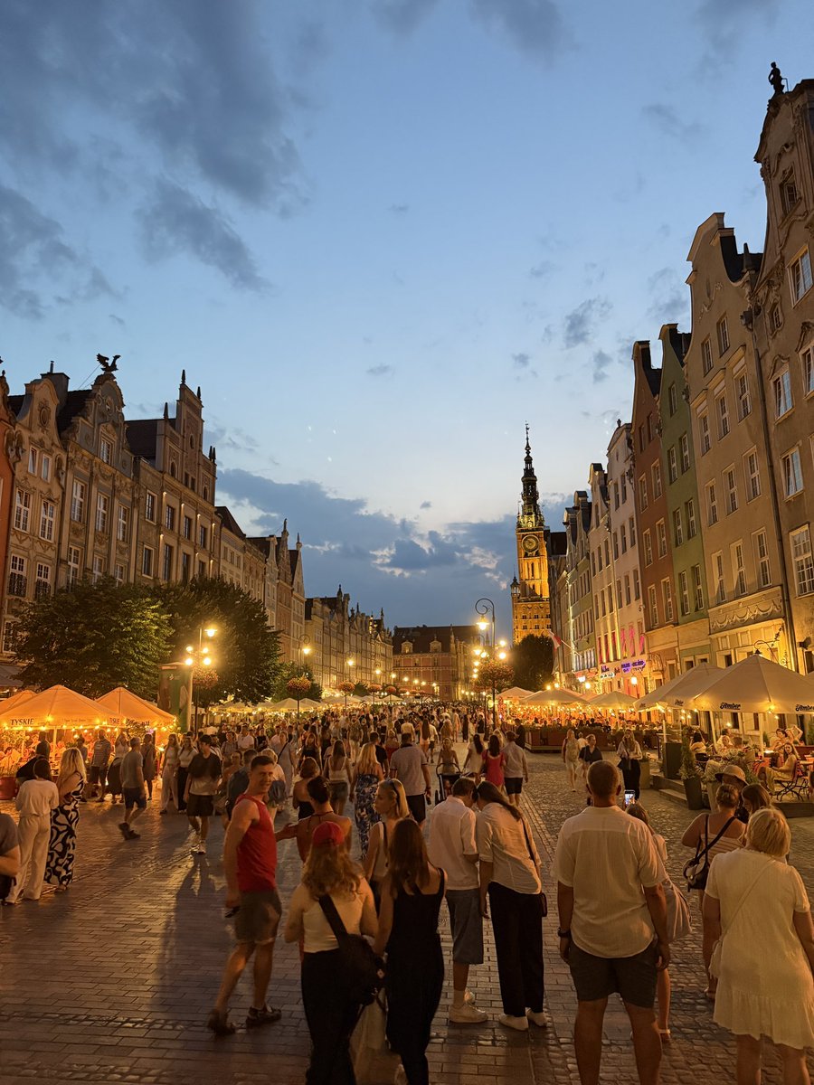 aotten's tweet photo. Gdansk - who Gknew ? 30 in the shade and rammed ! https://t.co/O7NVbT6VpX
