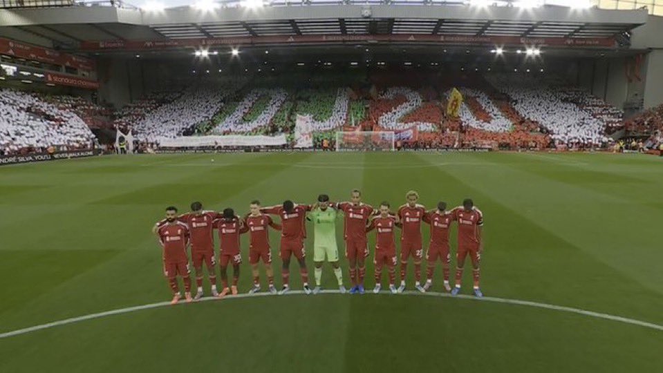gangstuffshsh's tweet photo. Momento arrepiante em Anfield no 1.º jogo da época. 
Diogo Jota nunca será esquecido ❤️ https://t.co/ipMuYKK8r6