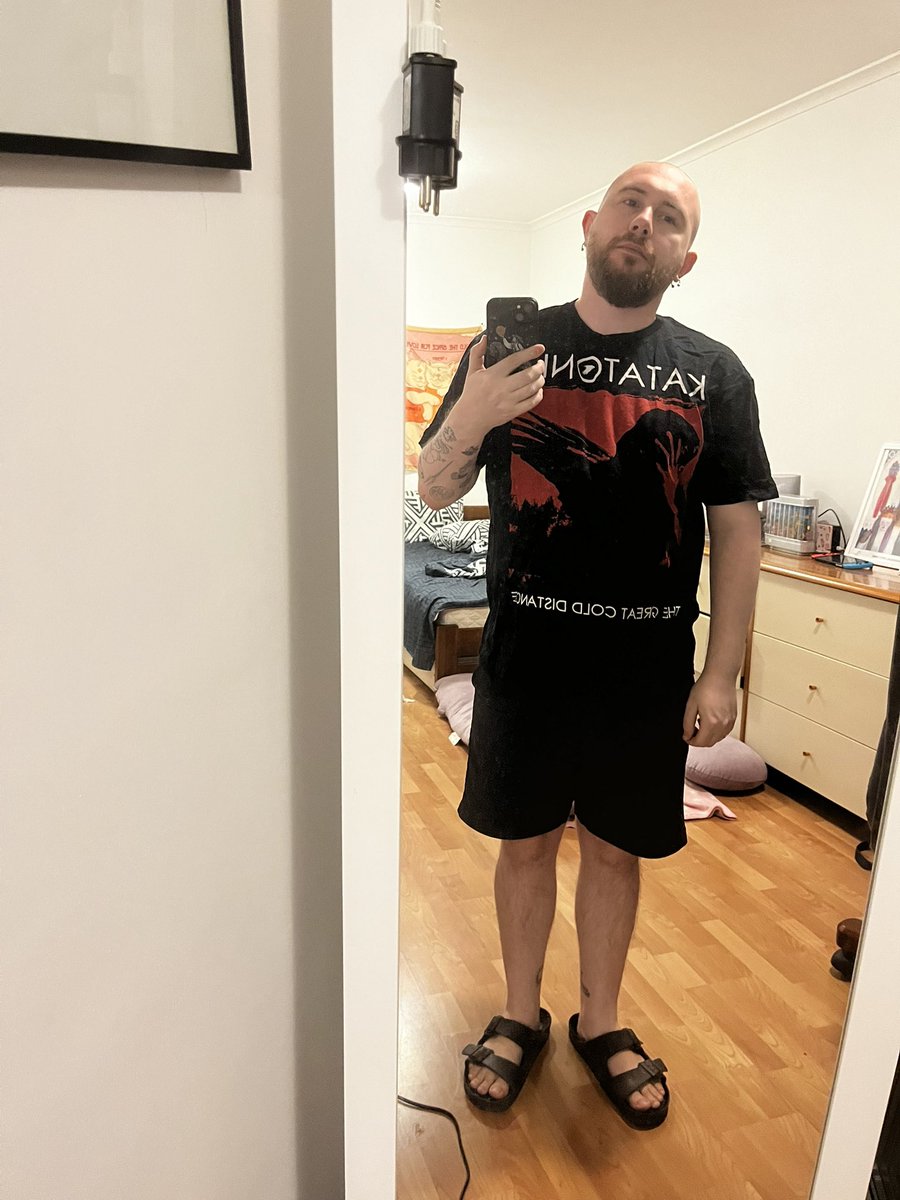 <a href="/dnipropop/">Dnipropop</a> <a href="/linkinpark/">LINKIN PARK</a> <a href="/thexveska/">язиката хвеська 🇺🇦</a> <a href="/vovkband/">Vøvk 🇺🇦</a> <a href="/zwyntar/">ZWYNTAR</a> Думали лишу вас без контенту сьогодні?
Не вгадали. Мерч-челендж одна з небагатьох речей, які я роблю щодня прям не пропускаю. 
Футболка <a href="/KatatoniaBand/">KATATONIA</a>, дуже їх люблю. 
На основній банці були зняття, бо тачки треба було перевзувать, а гроші ще треба❤️❤️

send.monobank.ua/jar/21CxQ9aFyq