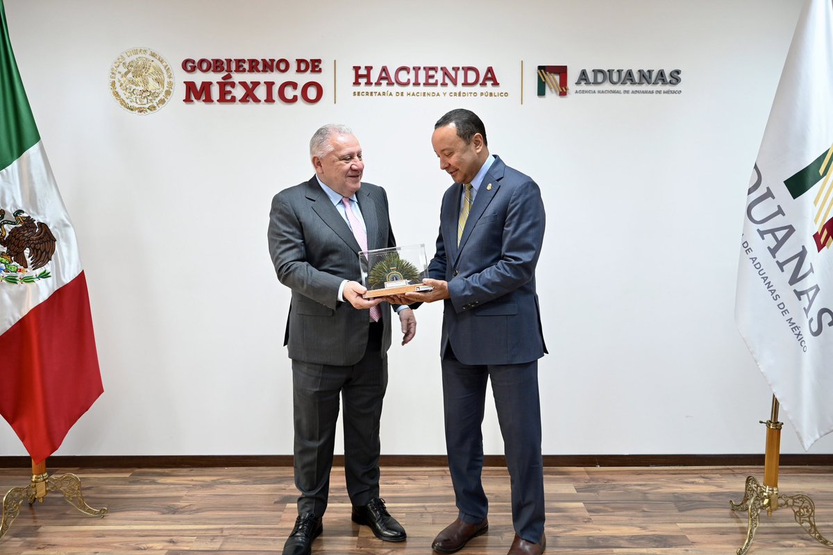 #ANAMInforma🛃 
🤝El Titular de la #ANAM, Lic. Rafael Marín Mollinedo, sostuvo una reunión de trabajo con James L. Collins, Comisionado Asistente de Asuntos Internacionales de <a href="/CBP/">CBP</a>, para dar seguimiento a proyectos estratégicos e impulsar mecanismos de cooperación bilateral.🇲🇽🇺🇸