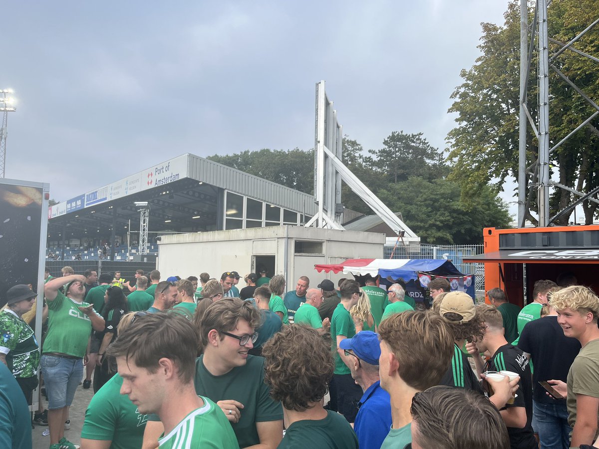 Geen detectiepoortje, viskraam op de hoek en dixies. Het heeft wel wat #telpec <a href="/PECZwolle/">PEC Zwolle</a>