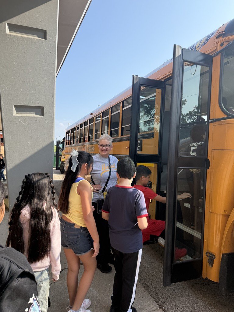 Safety is always a priority. Today, students practiced safely evacuating a bus.
🚌✅
La seguridad siempre es una prioridad. Hoy, los estudiantes practicaron evacuar un autobús de manera segura.
#JeffersonJourney🐝